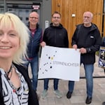Spendenübergabe vor dem Haupteingang des Kinder- und Jugendhospizes Sternenlichter: Maren Iben (l.) mit den „Rathausrockern“. Foto Iben