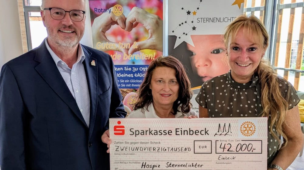 Spendenübergabe im Gemeinschaftsbereich des Kinder- und Jugendhospizes Sternenlichter (v.l.): Andreas Oppermann (Präsident 2024/25 Rotary Club Einbeck-Northeim), Nicole Zimmer (Geschäftsführerin Sternenlichter), Sylvia Gerl (Incoming Präsidentin Rotary Club Einbeck-Northeim). Foto: Sternenlichter