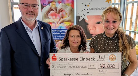 Spendenübergabe im Gemeinschaftsbereich des Kinder- und Jugendhospizes Sternenlichter (v.l.): Andreas Oppermann (Präsident 2024/25 Rotary Club Einbeck-Northeim), Nicole Zimmer (Geschäftsführerin Sternenlichter), Sylvia Gerl (Incoming Präsidentin Rotary Club Einbeck-Northeim). Foto: Sternenlichter