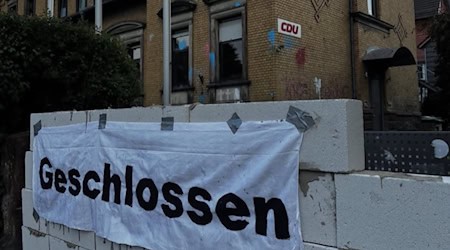 Steine blockieren den Eingang des CDU-Kreisverbandes Göttingen. Foto: CDU Göttingen