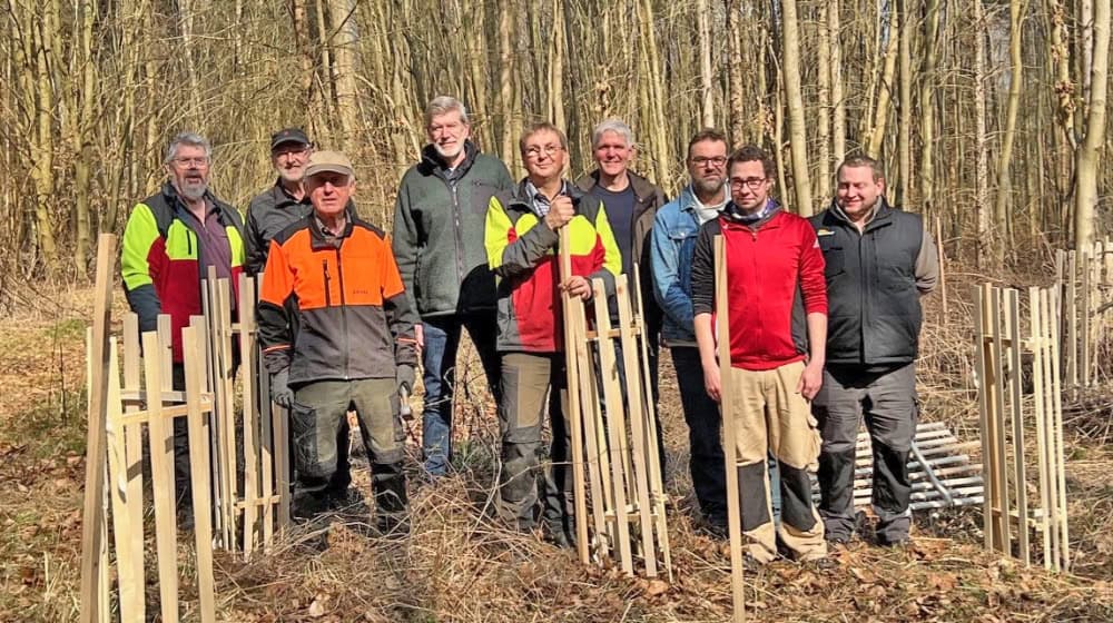 Mitglieder der Realgemeinde Gillersheim mit 1. Vorsitzendem und Teilnehmende der Beruflichen Rehabilitation bei GÖWE mit Abteilungsleiter der Tischlerei der GÖWE (v. L.: Diethelm Tramann, Siegfried Siefert, Manfred Heiligenstadt, Ralf Effler, Ralf Fraatz, Jens Dumstrey, Lutz Blume, Christopher Kaiser, Sebastian Güllenbeck).Foto: GÖWE