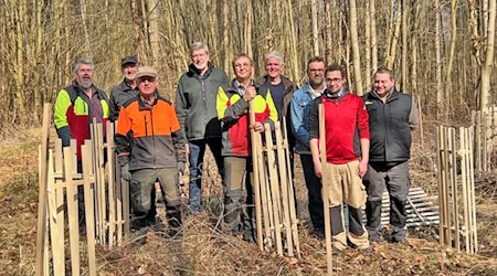 Mitglieder der Realgemeinde Gillersheim mit 1. Vorsitzendem und Teilnehmende der Beruflichen Rehabilitation bei GÖWE mit Abteilungsleiter der Tischlerei der GÖWE (v. L.: Diethelm Tramann, Siegfried Siefert, Manfred Heiligenstadt, Ralf Effler, Ralf Fraatz, Jens Dumstrey, Lutz Blume, Christopher Kaiser, Sebastian Güllenbeck).Foto: GÖWE