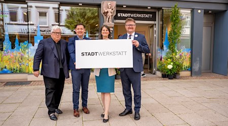 Hans Georg Näder (v.l.), Landrat Marcel Riethig, Ministerin Miriam Staudte und Bürgermeister Feike eröffnen die Stadtwerkstatt. Foto: Stadt Duderstadt