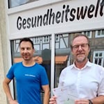 Bürgermeister Thomas Eckhardt (rechts) übergibt Stefan Hoßbach den Förderbescheid „SONTRA 12-Plus“ . Bild: Stadt Sontra