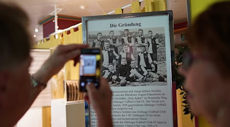 Eine Ausstellung zum 120-jährigen Jubiläum des Fussballclubs 1. SC Göttingen 05 zeigte Fundstücke aus der Vergangenheit. Fotos Bernard Marks