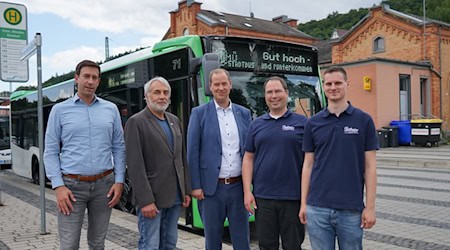 Bürgermeister Tobias Dannenberg, Michael Neugebauer, VHM-Verkehrsleiter, VHM-Geschäftsführer, Marc Pfütz, Daniel und Florian Sallwey vom Omnibusbetrieb Sallwey GmbH. Fotos: Bernard Marks 