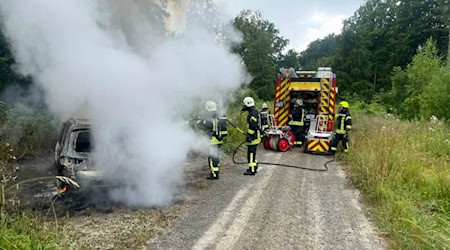 PKW-Brand auf gesperrtem Waldweg