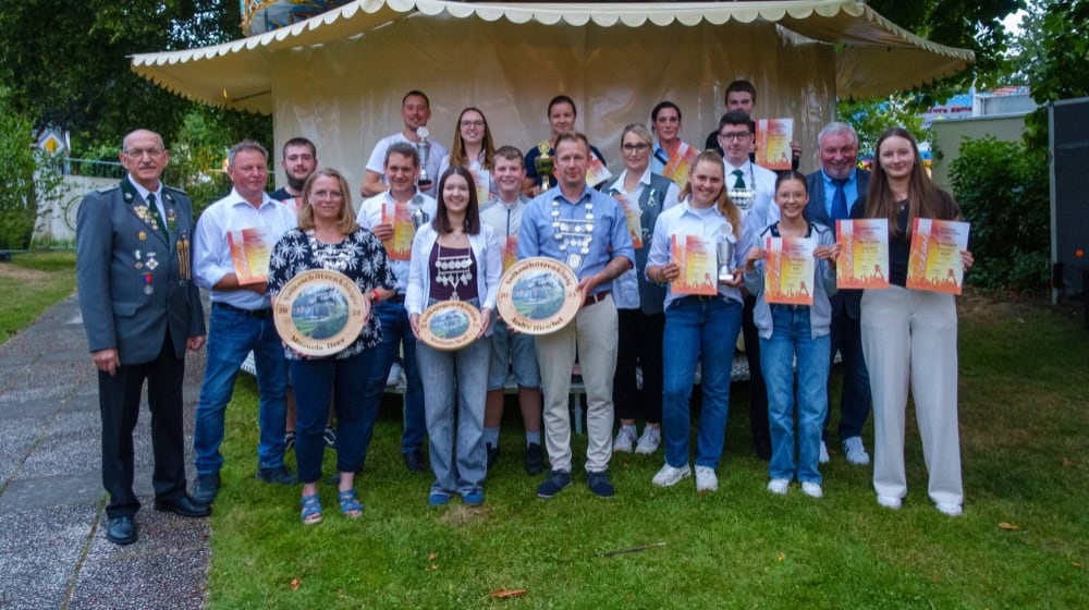 Das Siegerfoto: (von links hintere Reihe) Tobias Dietrich, Lisa Bührmann, Jasmin Mangels, Katja Pape und Jannes Huck. (von links mittlere Reihe) Jörg Seefried, Jürgen Schmidt, Falco Holzkamp, Tobias Kühne, Leon Natschke, Sandra Breitbarth, Nils Bade, Thomas Baake. (von links vordere Reihe) Manuela Heer, Miriam Noll, André Hirschel, Maja Deutsch, Amelie Noll, Isabell Mangels.   Foto: Andreas Noll