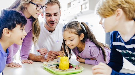 Pädagogische Fach- und Lehrkräfte entdecken gemeinsam praxisnahe Experimente für den Kita- und Grundschulalltag. Foto: Christoph Wehrer 