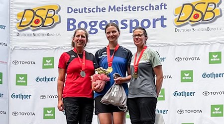  Svenja Herrmann (Mitte) bei der Siegerehrung. Foto: ASC