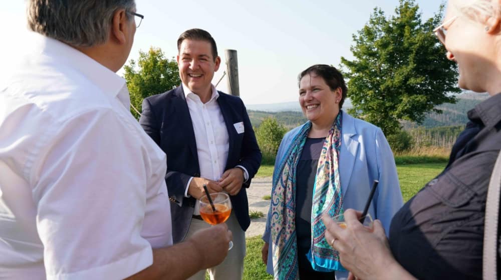 Herzliche und offene Stimmung herrschte beim Sommerempfang auf dem Ravensberg in Bad Sachsa. Landrat Marcel Riethig und die Niedersächsische Ministerin für Europa und Regionale Entwicklung, Melanie Walter. Fotos Bernard Marks 