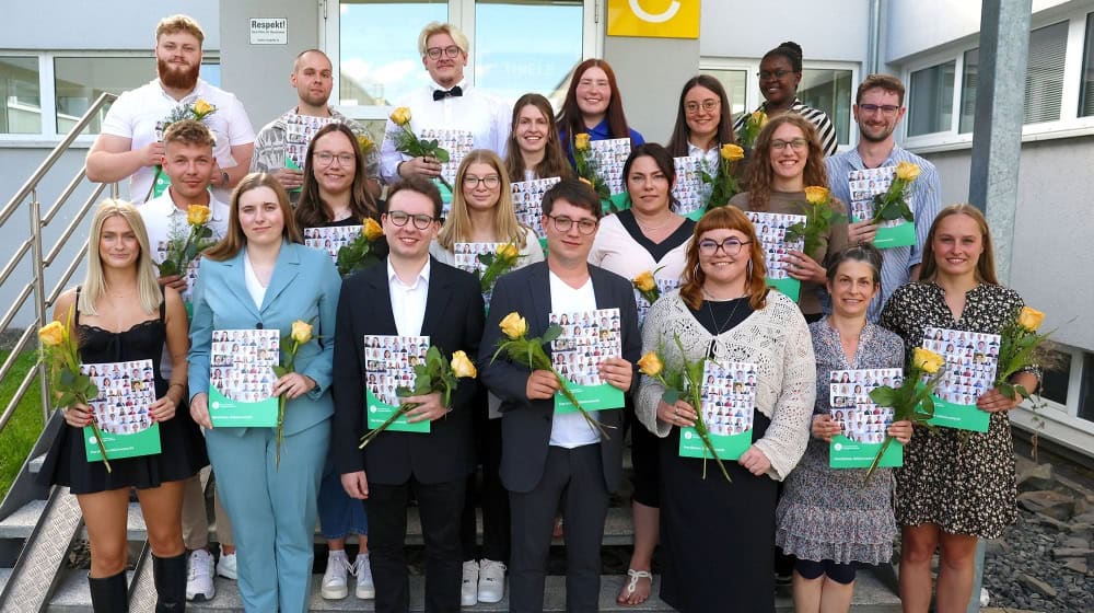 Gruppenfoto der frisch examinierten Pflegefachfrauen und Pflegefachmänner des Ev. Krankenhauses Göttingen-Weende. Foto: EKW