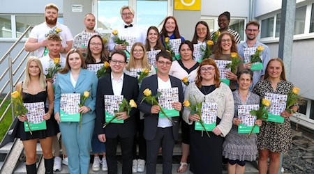Gruppenfoto der frisch examinierten Pflegefachfrauen und Pflegefachmänner des Ev. Krankenhauses Göttingen-Weende. Foto: EKW