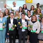 Gruppenfoto der frisch examinierten Pflegefachfrauen und Pflegefachmänner des Ev. Krankenhauses Göttingen-Weende. Foto: EKW