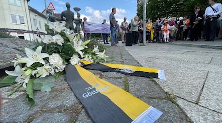 Kranzniederlegung am Fukushima-Gedenkstein in Göttingen. Auf Initiative der Anti-Atom-Initiative Göttingen wurde der Gedenkstein am 5. März 2012 in einem feierlichen Akt der Öffentlichkeit übergeben. Fotos Bernard Marks 