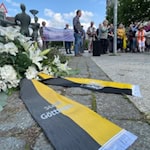 Kranzniederlegung am Fukushima-Gedenkstein in Göttingen. Auf Initiative der Anti-Atom-Initiative Göttingen wurde der Gedenkstein am 5. März 2012 in einem feierlichen Akt der Öffentlichkeit übergeben. Fotos Bernard Marks 