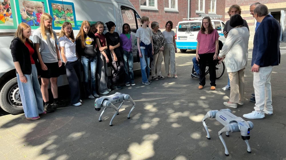 Zwei Roboterhunde für Schülerinnen des Felix-Klein-Gymnasium in Göttingen wurden von der Litfin-Stiftung gespendet. Fotos: Roboterfreunde e.V.