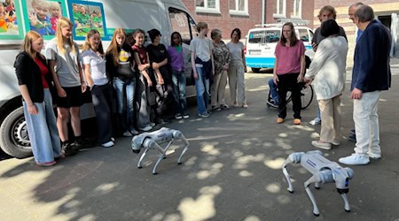 Zwei Roboterhunde für Schülerinnen des Felix-Klein-Gymnasium in Göttingen wurden von der Litfin-Stiftung gespendet. Fotos: Roboterfreunde e.V.