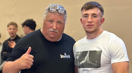Der langjährige Box-Trainer Bernd Kulle (links), hier mit dem Boxer Danylo Kazo, ist bekannt für sein großes Engagement in der Jugendarbeit. Fotos Kuke