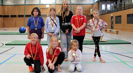 Die erfolgreichen Sportabzeichen-Absolventen des Kneipp-Vereins Münden: (hinten von links) Anastasia Körtge, Sofia Karas, Olena Velyka, Maria Karpenko, Alisa Karas; (vorne) Arne Oppermann, Sofiia Uralbaieva und Lika Karas. Auf dem Foto fehlen die Absolventen Sophie Charlotte Rubiano Cruz, Alan Mohammad und Polina Serhieieva. Fotos Kneipp-Verein