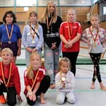 Die erfolgreichen Sportabzeichen-Absolventen des Kneipp-Vereins Münden: (hinten von links) Anastasia Körtge, Sofia Karas, Olena Velyka, Maria Karpenko, Alisa Karas; (vorne) Arne Oppermann, Sofiia Uralbaieva und Lika Karas. Auf dem Foto fehlen die Absolventen Sophie Charlotte Rubiano Cruz, Alan Mohammad und Polina Serhieieva. Fotos Kneipp-Verein