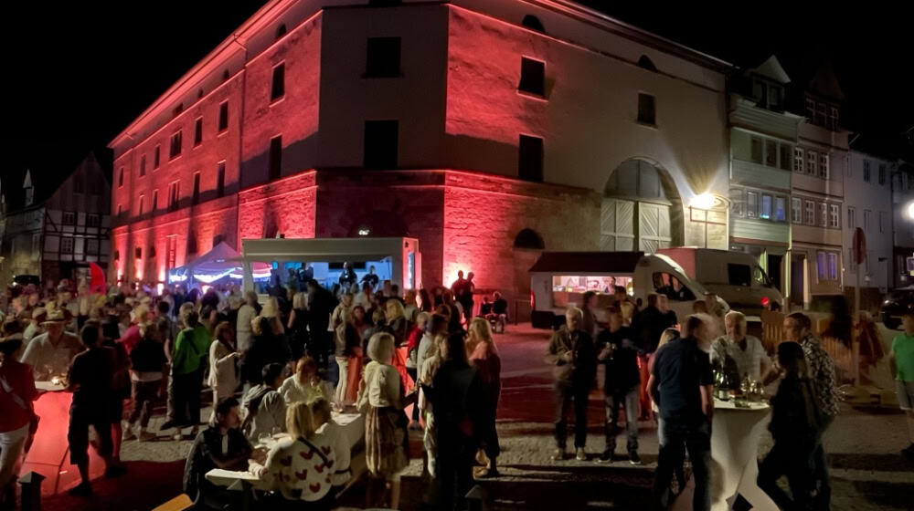 Am 12.9. ist es wieder so weit: Die Weinmeile vor dem historischen Packhof. Foto: TschaTscha Events