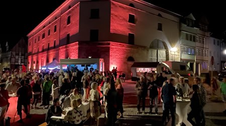 Am 12.9. ist es wieder so weit: Die Weinmeile vor dem historischen Packhof. Foto: TschaTscha Events