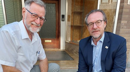 (Von links) Ludger Arnold und Bürgermeister Thomas Eckhardt vor den Stolpersteinen in Sontra. Fotos Stadt Sontra