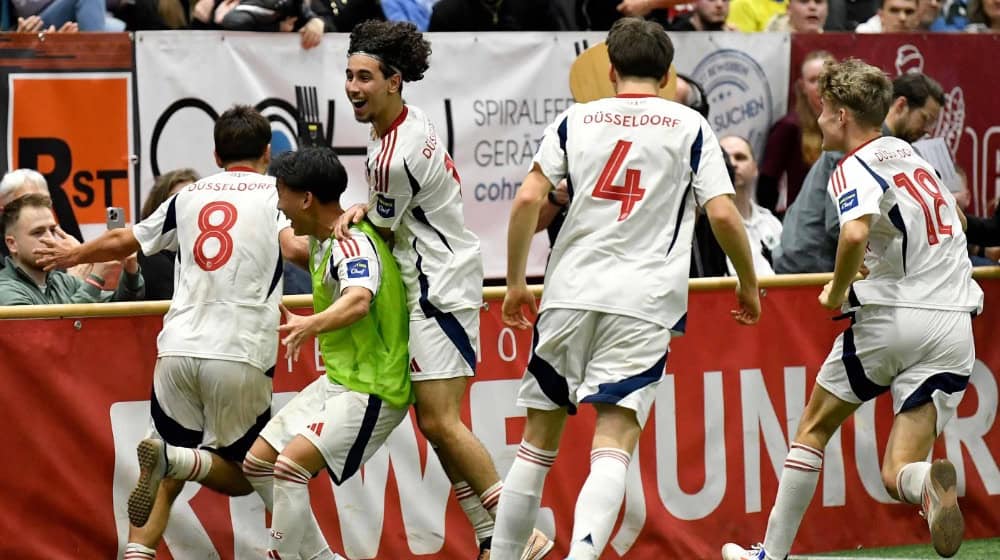 Ausgelassene Freude: Fortuna Düsseldorf bejubelt den 3:2-Finalsieg gegen Borussia Mönchengladbach beim Rewe Juniorcup 2025. Foto: FEST GmbH / Alciro Theodoro da Silva.