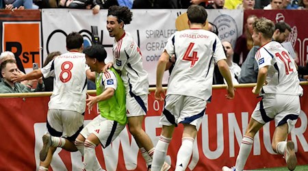 Ausgelassene Freude: Fortuna Düsseldorf bejubelt den 3:2-Finalsieg gegen Borussia Mönchengladbach beim Rewe Juniorcup 2025. Foto: FEST GmbH / Alciro Theodoro da Silva. Ausgelassene Freude: Fortuna Düsseldorf bejubelt den 3:2-Finalsieg gegen Borussia Mönchengladbach beim Rewe Juniorcup 2025. Foto: FEST GmbH / Alciro Theodoro da Silva.
