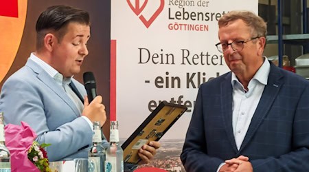 Gastgeber und Landrat Marcel Riethig ehrt den Landrat a.D. des Landkreises Eichsfeld Werner Henning. Fotos Claudia Nachtwey