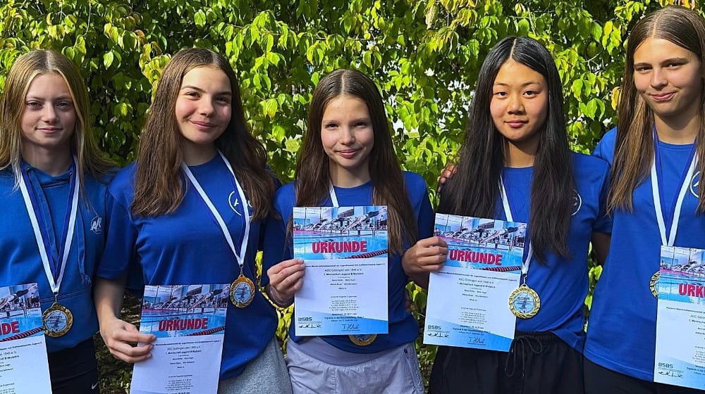 Die Göttinger Schwimmerinnen präsentieren stolz ihre Urkunden. Foto: ASC