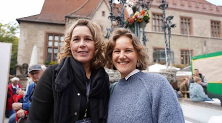 Petra Aschenbach, Geschäftsleiterin von Göttingen Marketing und das neue Gänseliesel von Göttingen Carleen Florijn. Fotos Bernard Marks 