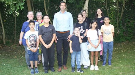 (Hintere Reihe, v.li.) Projektleiterin Maike Bettge, Vereinsvorsitzende Ines Albrecht-Engel, Schriftführerin Andrea Möller und die innerhalb des Bürgertreffs betreuten Kinder statteten Bürgermeister Tobias Dannenberg (Mitte) einen Besuch ab, um ihm ihr Ideen-Konzept für die Neugestaltung des Spielplatzes am Natermann-Platz zu überreichen. Foto Stadt Hann. Münden