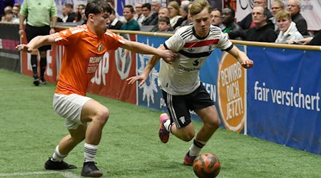 Harter Fight im Vorrunden-Spiel beim REWE JUNIORCUP 2025 zwischen JFV West Göttingen und Manchester United. FEST GmbH / Alciro Theodoro da Silva