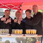 Das Klingler-Team begrüßte die Gäste mit einem Sekt mit oder ohne Alkohol. (Auf dem Bild ist nur ein Teil des Teams zu sehen.) Fotos Bernard Marks 