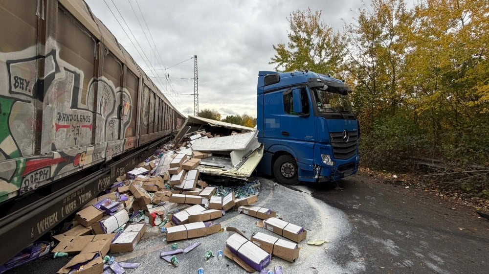 Artikel 'Zusammenstoß zwischen Sattelzug und Güterzug in Hedemünden - zwei Verletzte' lesen Zusammenstoß zwischen Sattelzug und Güterzug in Hedemünden - zwei Verletzte