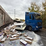 Zug kollidiert mit Sattelschlepper, der die Bahnlinien überqueren wollte. Foto: Polizei Hann. Münden Zug kollidiert mit Sattelschlepper, der die Bahnlinien überqueren wollte. Foto: Polizei Hann. Münden