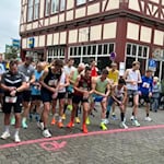 Unter lautem Applaus der Zuschauer überquerten die Läuferinnen und Läufer die Startlinie des 33. Mündener Altstadtlaufs. Fotos: Nordhausen