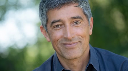 Ein Podcast vom Allerfeinsten: Ranga Yogeshwar moderiert den neuen Ottobock-Podcast "Taste of Bionics". Foto: Ottobock