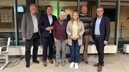 Foto v.l.n.r.: Siegfried Lieske (Bürgerstiftung Göttingen), Landrat Marcel Riethig, Annelore Hermes (Stiftung Vielfalt der Kulturen), Katrin Schöttler (Bürgerstiftung Duderstadt), Dr. Gerhard Diehl (Bürgerstiftung Rosdorf), Thomas Galla (Stiftung Jugendförderung Dransfeld).Foto: Lakemann/Landkreis Göttingen
