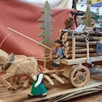 •	Detailverliebt und akribisch: Aus einfachen Holzstücken entstehen Modelle, Krippen und kleine Kunstwerke mit Seele. Foto: privat