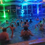Volle Energie im Wasser: Über 60 Teilnehmende sorgten bei der ersten Aquafitness-Nacht im Hallenbad Reinhardshagen für ausgelassene Stimmung. Foto: Kaempgen/privat