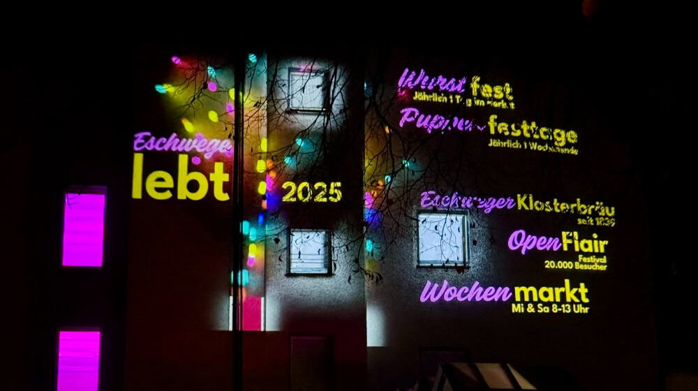 Projektion „Zusammen für Demokratie“ an der Fassade der Location von „stattverfall Vol. 2“. Bildnachweis: Werra-Meißner-Kreis