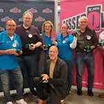 Das erfolgreiche Team des Werra-Meißner-Kreises (v. l.): Sebastian Brötz, Reiner Winkler, Mark Thielmann, Anja Schaffer, Claudia Enge, Frank Köhne und Oliver Manegold mit hr-iNFO-Moderator Ulli Janovsky bei der Siegerehrung des „BesserQwisser“-Finales. Foto: WMK