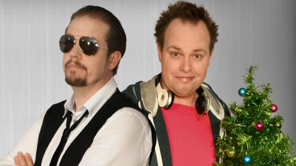 Engel Ignatz (Stefan Marx) und Immobilienmakler Oliver Schmitz (Simon Hillebrand) stecken an Heiligabend im Aufzug fest und sorgen in „Schrille Nacht“ für jede Menge Verwicklungen, Lacher und herzerwärmende Momente. Foto: © ZIMMER.THEATER