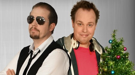 Engel Ignatz (Stefan Marx) und Immobilienmakler Oliver Schmitz (Simon Hillebrand) stecken an Heiligabend im Aufzug fest und sorgen in „Schrille Nacht“ für jede Menge Verwicklungen, Lacher und herzerwärmende Momente. Foto: © ZIMMER.THEATER