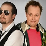 Engel Ignatz (Stefan Marx) und Immobilienmakler Oliver Schmitz (Simon Hillebrand) stecken an Heiligabend im Aufzug fest und sorgen in „Schrille Nacht“ für jede Menge Verwicklungen, Lacher und herzerwärmende Momente. Foto: © ZIMMER.THEATER