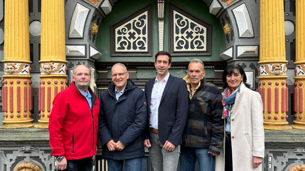 (v.l.) Holger Sparbier (Ortsvereinsvorsitzender SPD), Ulrich Reichel (Fraktionsvorsitz CDU), Bürgermeister Tobias Dannenberg, Dr. Joachim Atzert (Fraktionsvorsitz SPD) und Angelika Deutsch (stellvertretende Vorsitzende CDU Stadtverband und stellvertretende Bürgermeisterin). Foto: Wesche