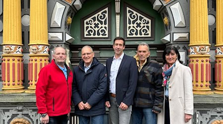 (v.l.) Holger Sparbier (Ortsvereinsvorsitzender SPD), Ulrich Reichel (Fraktionsvorsitz CDU), Bürgermeister Tobias Dannenberg, Dr. Joachim Atzert (Fraktionsvorsitz SPD) und Angelika Deutsch (stellvertretende Vorsitzende CDU Stadtverband und stellvertretende Bürgermeisterin). Foto: Wesche